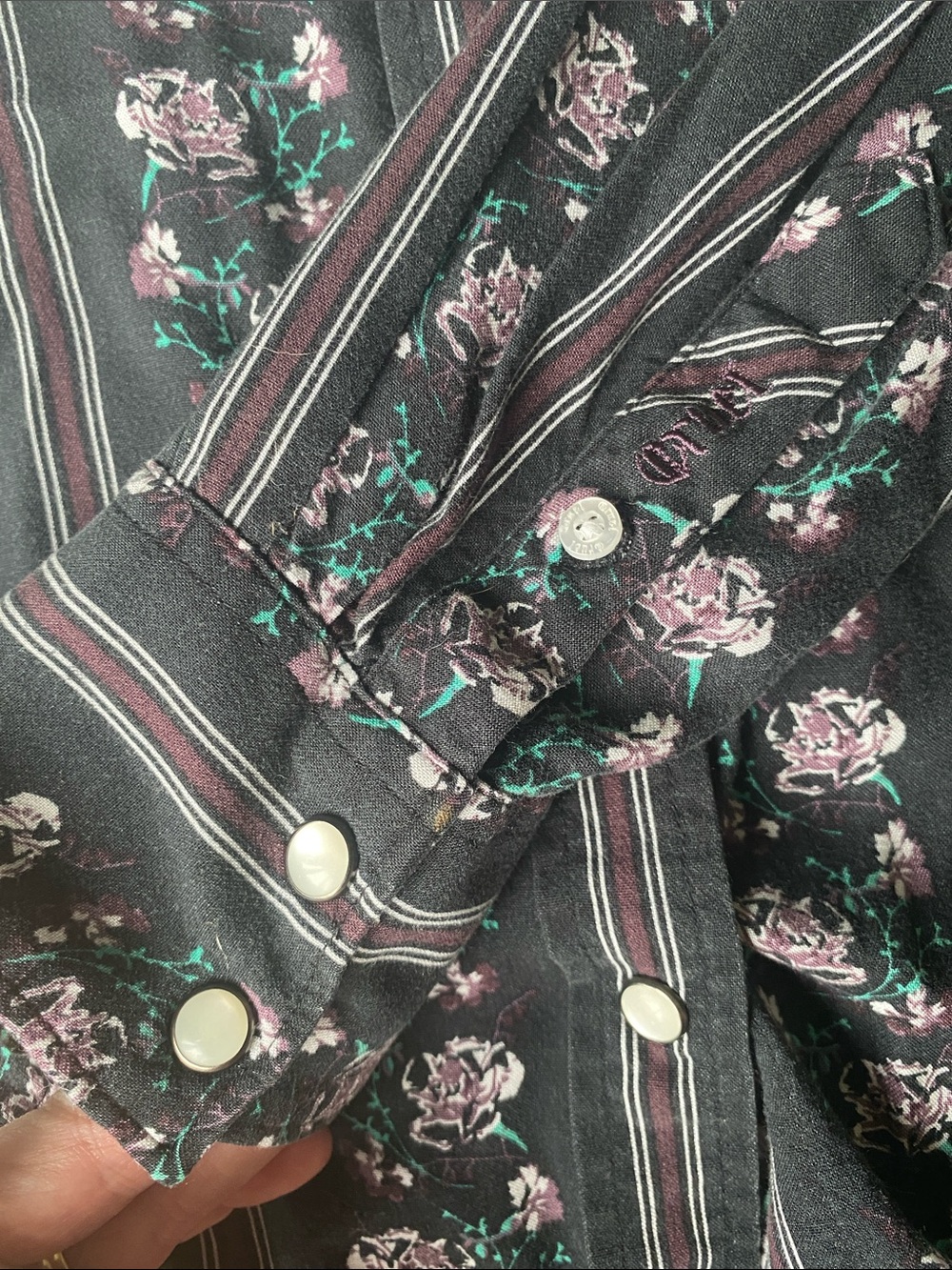 Cruel Denim black floral pearl snap western shirt - Picture 4 of 8